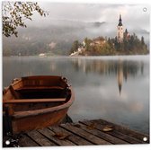 Tuinposter – Toren op de Bergen met Houten Bootje - 80x80cm Foto op Tuinposter  (wanddecoratie voor buiten en binnen)