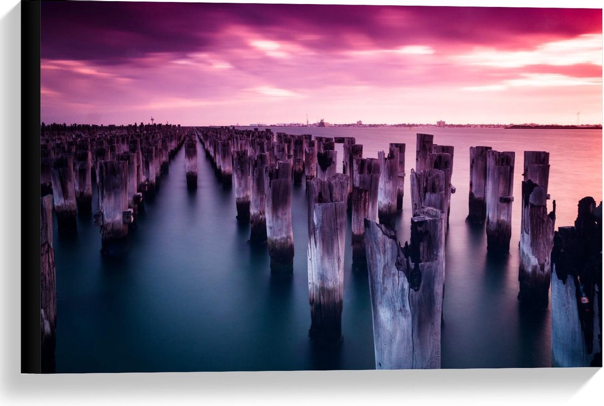 Canvas - Houten Palen in de Zee met een Mooie Zonsondergang - 60x40cm Foto op Canvas Schil