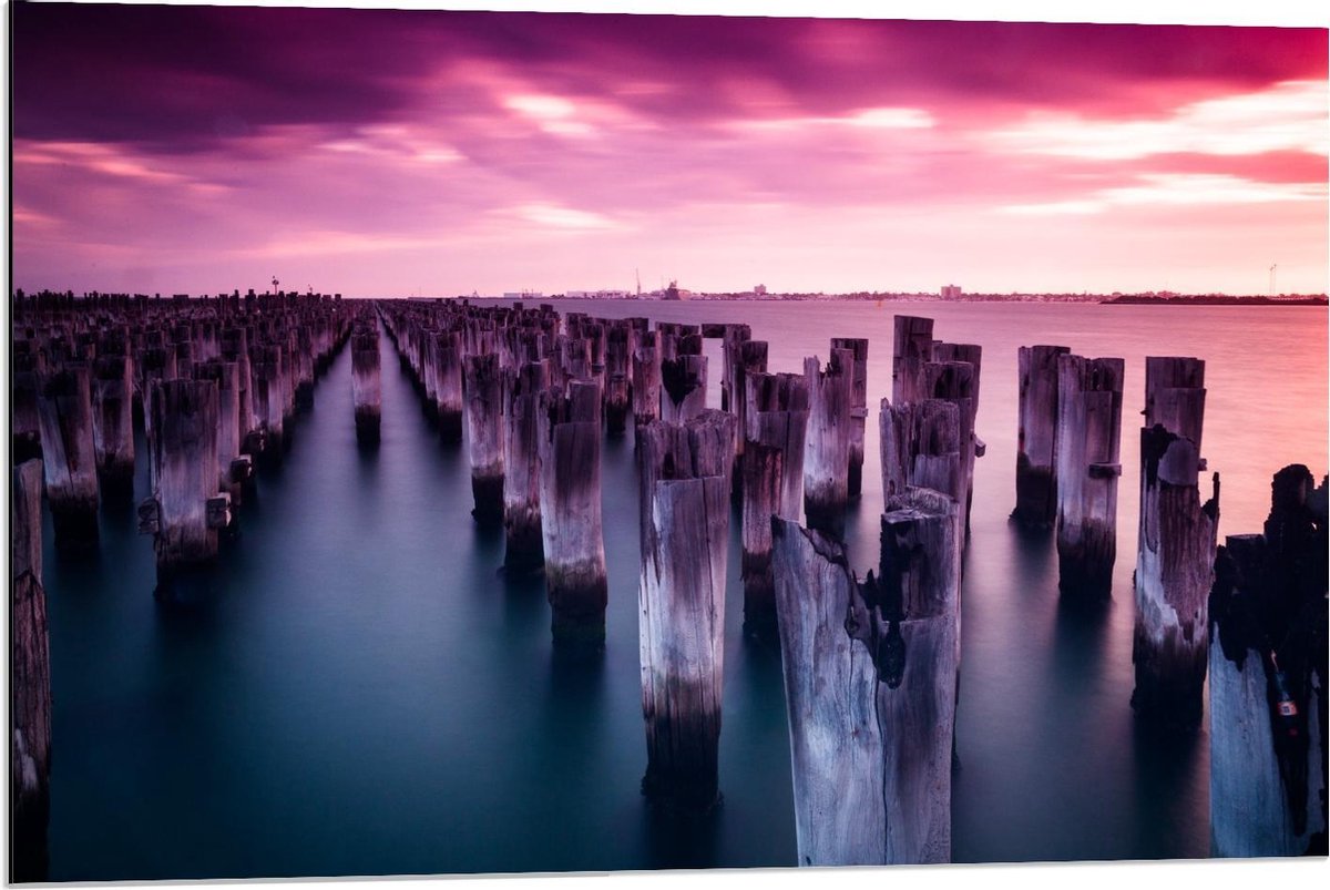 Dibond - Houten Palen in de Zee met een Mooie Zonsondergang - 90x60cm Foto op Aluminium (W