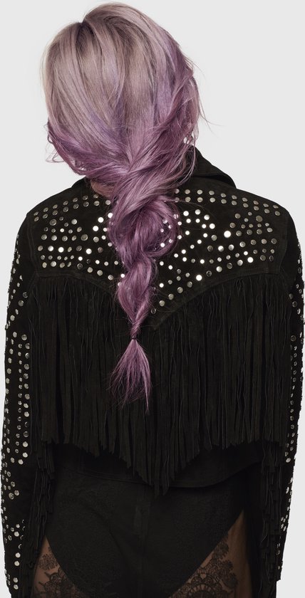 Vrouw met lang haar dat is gevlochten en paars-geblondeerd, draagt een zwarte jas met zilveren studs.