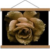Schoolplaat – Gouden Roos met Waterdruppels - 40x30cm Foto op Textielposter (Wanddecoratie op Schoolplaat)