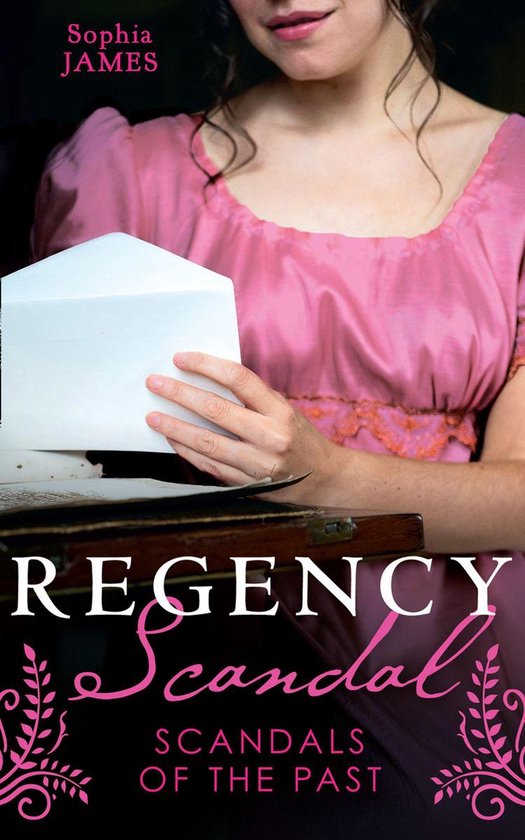 Vrouw in een roze japon opent een brief. Boekomslag: Regency Scandal - Scandals Of The Past door Sophia James.