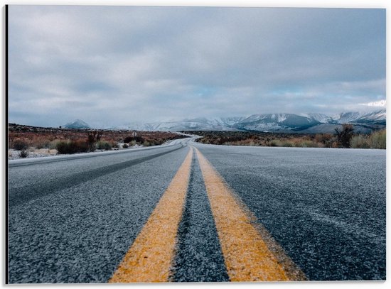 Dibond - Brede Weg bij de Bergen - 40x30cm Foto op Aluminium (Met Ophangsysteem)