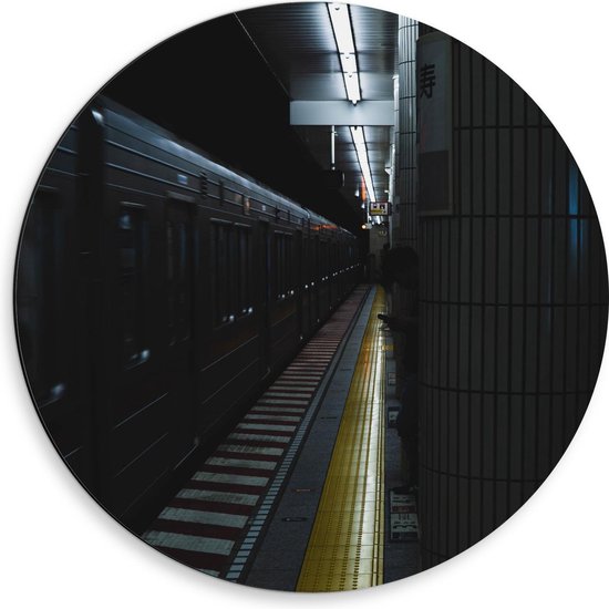 Dibond Wandcirkel - Metrostation met Rijdende Metro en Man - 50x50cm Foto op Aluminium Wandcirkel (met ophangsysteem)