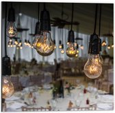 Dibond - Hangende Lampen in Restaurant - 50x50cm Foto op Aluminium (Wanddecoratie van metaal)