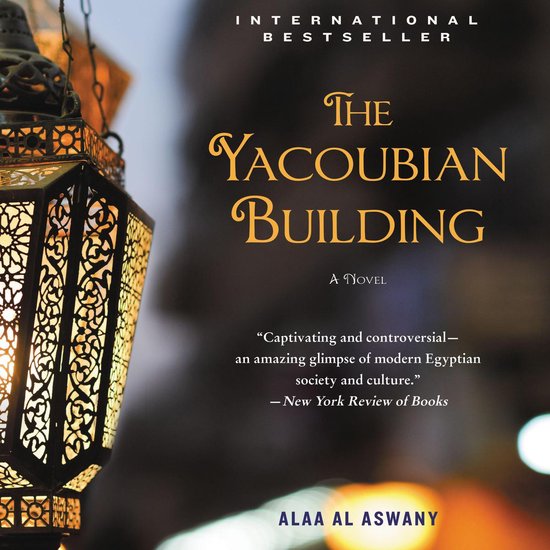Boekomslag 'The Yacoubian Building' met een Marokkaanse lantaarn en de tekst 'INTERNATIONAL BESTSELLER'.