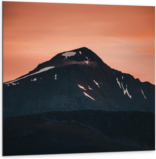 Dibond - Berg onder Roze Lucht - 100x100cm Foto op Aluminium (Met Ophangsysteem)