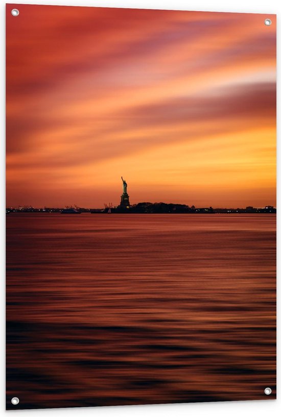 Tuinposter – Vrijheidsbeeld in de verte tijdens Zonsondergang - 80x120cm Foto op Tuinposter  (wanddecoratie voor buiten en binnen)