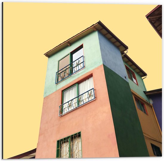Dibond - Gekleurd Huis in Plazoleta de Los Zócalos - 50x50cm Foto op Aluminium (Wanddecoratie van metaal)