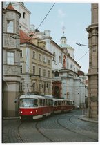 Dibond - Rode Tram door de Stad - 40x60cm Foto op Aluminium (Wanddecoratie van metaal)