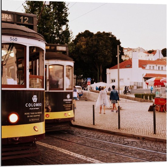 Dibond - Trams Langs Stadsplein - 80x80cm Foto op Aluminium (Met Ophangsysteem)