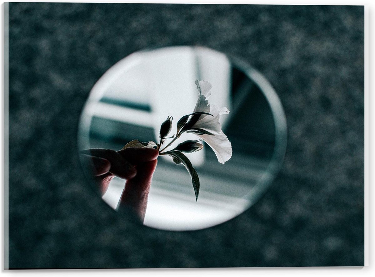 Acrylglas - Witte Bloem in Spiegel - 40x30cm Foto op Acrylglas (Wanddecoratie op Acrylglas