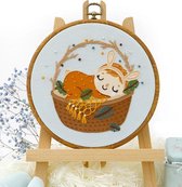 borduurpakket Baby Sleeping Girl in Basket - Embroidery (Slapend Meisje in een Mand) - VRIJ BORDUREN, GEEN KRUISSTEEK