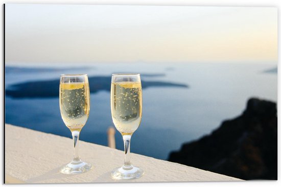 Dibond - Twee Glazen Champagne aan het Water - 60x40cm Foto op Aluminium (Wanddecoratie van metaal)