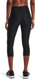 Zwarte Under Armour capri sportbroek, achterkant, gedragen door een vrouw.