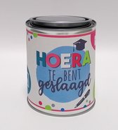 Cadeau blik -  "Hoera je bent geslaagd" tum tum - snoepcadeau -geslaagd cadeau diploma