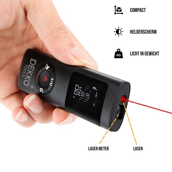 Zwarte Dekko Tools laser afstandsmeter met rode laserstraal, bediend door een hand.