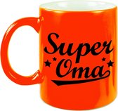 Super oma tekst cadeau mok / beker - 330 ml - neon oranje - kado koffiemok / theebeker