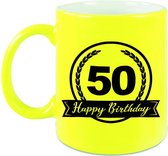Happy Birthday 50 years cadeau mok / beker met wimpel - 330 ml - neon geel - Abraham / Sarah - verjaardagscadeau