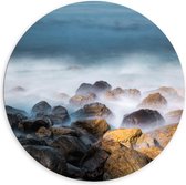 Dibond Wandcirkel - Mist bij Rotsblokken - 120x120cm Foto op Aluminium Wandcirkel (met ophangsysteem)