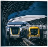 Dibond - Gele Treinen bij Station - 50x50cm Foto op Aluminium (Met Ophangsysteem)