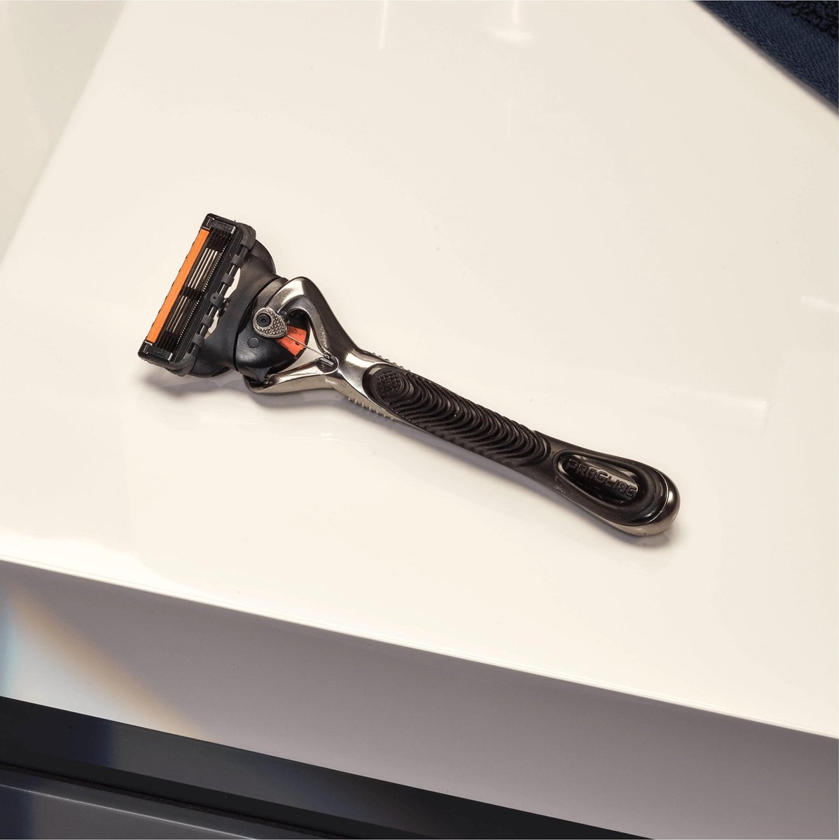 Gillette ProGlide scheermesjes verpakking met 4 mesjes, naast 4 losse scheermesjes.