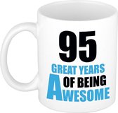 95 great years of being awesome cadeau mok / beker wit en blauw