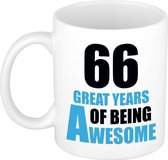 66 great years of being awesome cadeau mok / beker wit en blauw