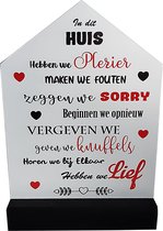 decoratiebordje huis met spreuk "In dit huis..."  geleverd in leuke geschenkdoos