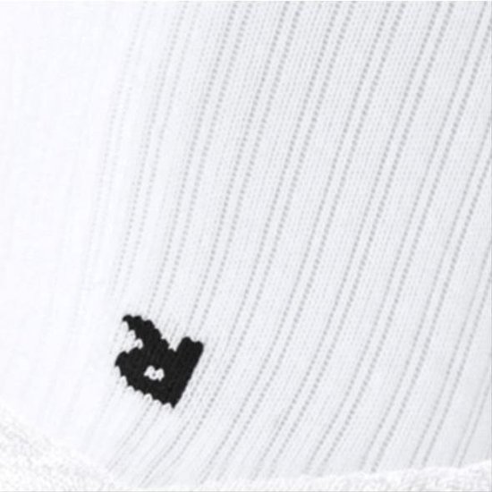 Detail van een witte sportsok met een zwarte "R" voor rechts.
