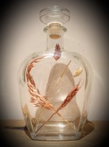Droogbloemen in decoratieve glazen vaas