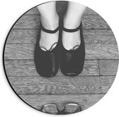 Dibond Wandcirkel - Ballerina Schoenen met Zwarte Bril - 20x20cm Foto op Aluminium Wandcirkel (met ophangsysteem)