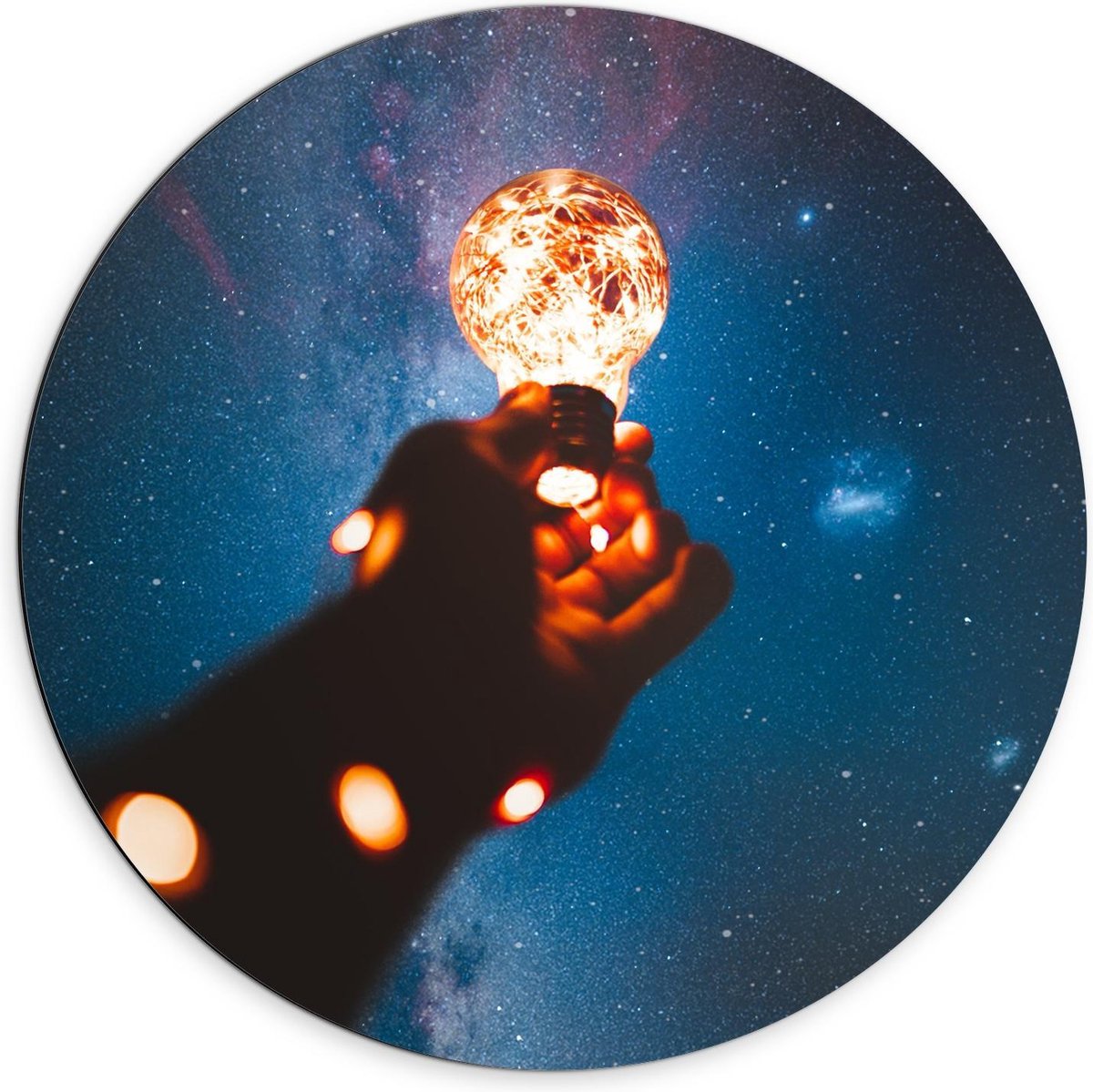 Dibond Wandcirkel - Gloeilampje onder Sterrenstelsel - 70x70cm Foto op Aluminium Wandcirke