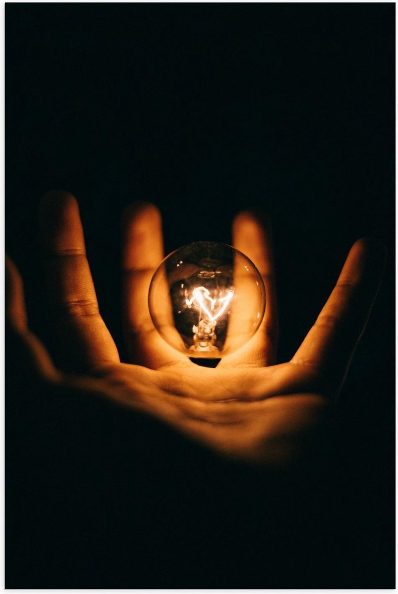 Poster – Lichtgevende Gloeilamp in Handen met Zwarte Achtergrond - 80x120cm Foto op Poster