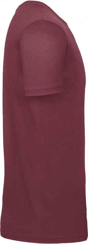Zijaanzicht van een bordeauxrood T-shirt met korte mouwen.