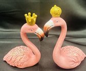 Decoratieve beeldjes "Flamingo's" met kroontjes - Set van 2 stuks - roze + goud en glitters - polyresin - hoogte 12 x 9 x 5 cm - Woonaccessoires - Decoratieve beelden - Flamingo's