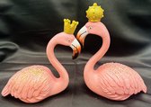Decoratieve beeldjes "Flamingo's" met kroontjes - Set van 2 stuks - roze + goud en glitters - polyresin - hoogte 16 x 13 x 7 cm - Woonaccessoires - Decoratieve beelden - Flamingo's