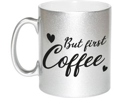 Zilveren but first coffee cadeau mok / beker met hartjes - 330 ml - keramiek - koffiemok voor de koffieliefhebber
