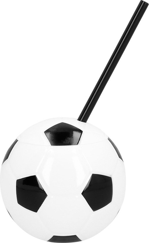 Witte beker met zwarte vlakken, vormgegeven als een voetbal, met een zwart rietje.