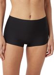 Zwarte short, heupgedeelte van een model.