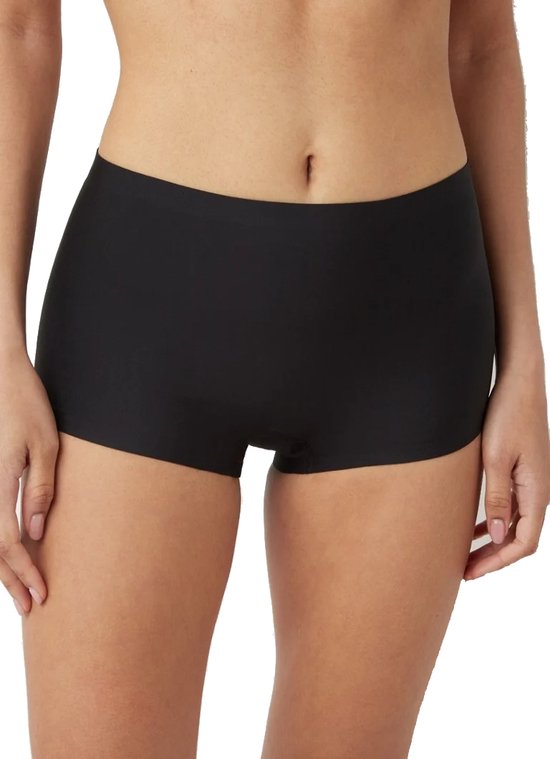 Zwarte short, heupgedeelte van een model.