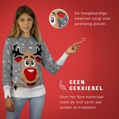 Meisje in grijze kersttrui met Rudolf, sneeuwvlokken en witte boorden. Ze houdt een snoepstok vast en de trui is van zachte stof.