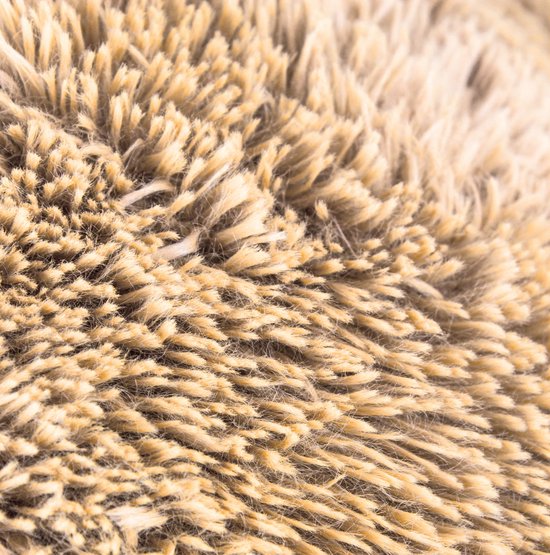 Close-up van de zachte, pluizige beige vacht van een teddybeer.