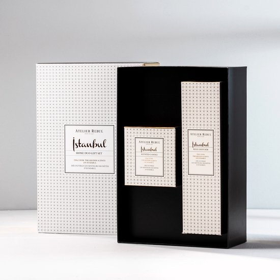 Atelier Rebul Istanbul home duo gift set, met deksel open, met geurstokjes en geurkaars.