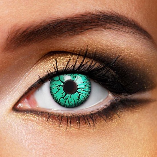 Close-up van een oog met een groene Partylens® met vertakte zwarte lijnen.
