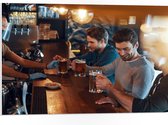 PVC Schuimplaat - Mannen - Kroeg - Bar - Bier - 75x50 cm Foto op PVC Schuimplaat (Met Ophangsysteem)