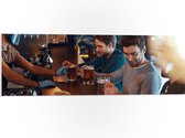 PVC Schuimplaat - Mannen - Kroeg - Bar - Bier - 90x30 cm Foto op PVC Schuimplaat (Met Ophangsysteem)