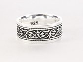 Zilveren ring met fantasiegravering - maat 22