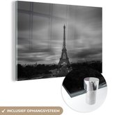 MuchoWow® Glasschilderij 120x80 cm - Schilderij acrylglas - Eenzame Eiffeltoren - Foto op glas - Schilderijen