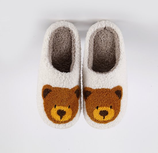 Witte teddy pantoffels met geborduurde bruine beren gezichten, top view.
